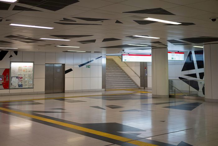 Hier kann man die U-Bahn-Station Pempelforter Straße mit schönen mustern an den Wänden sehen